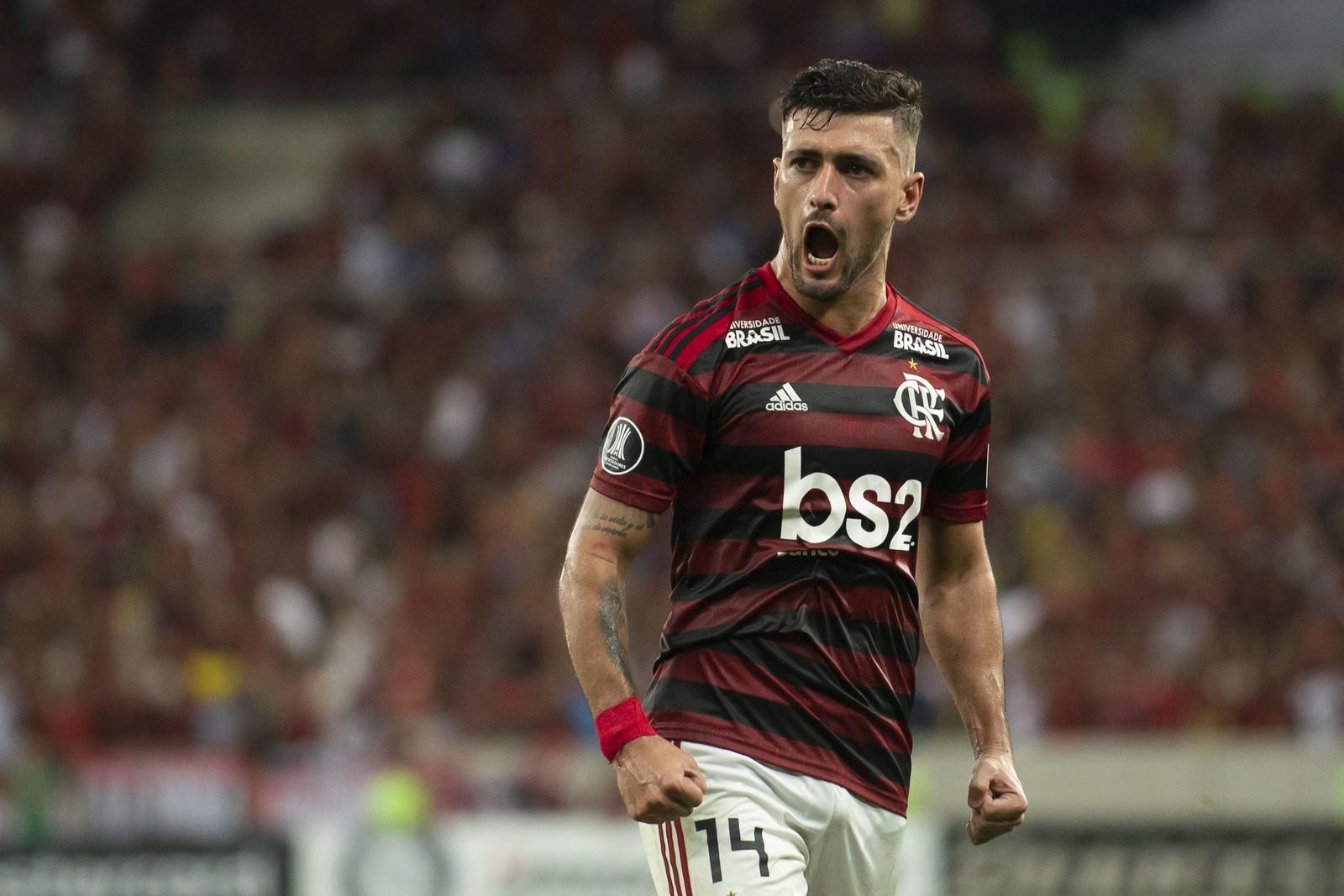 Mais mobilidade, menos controle: as mudanças que Arrascaeta provoca no Flamengo