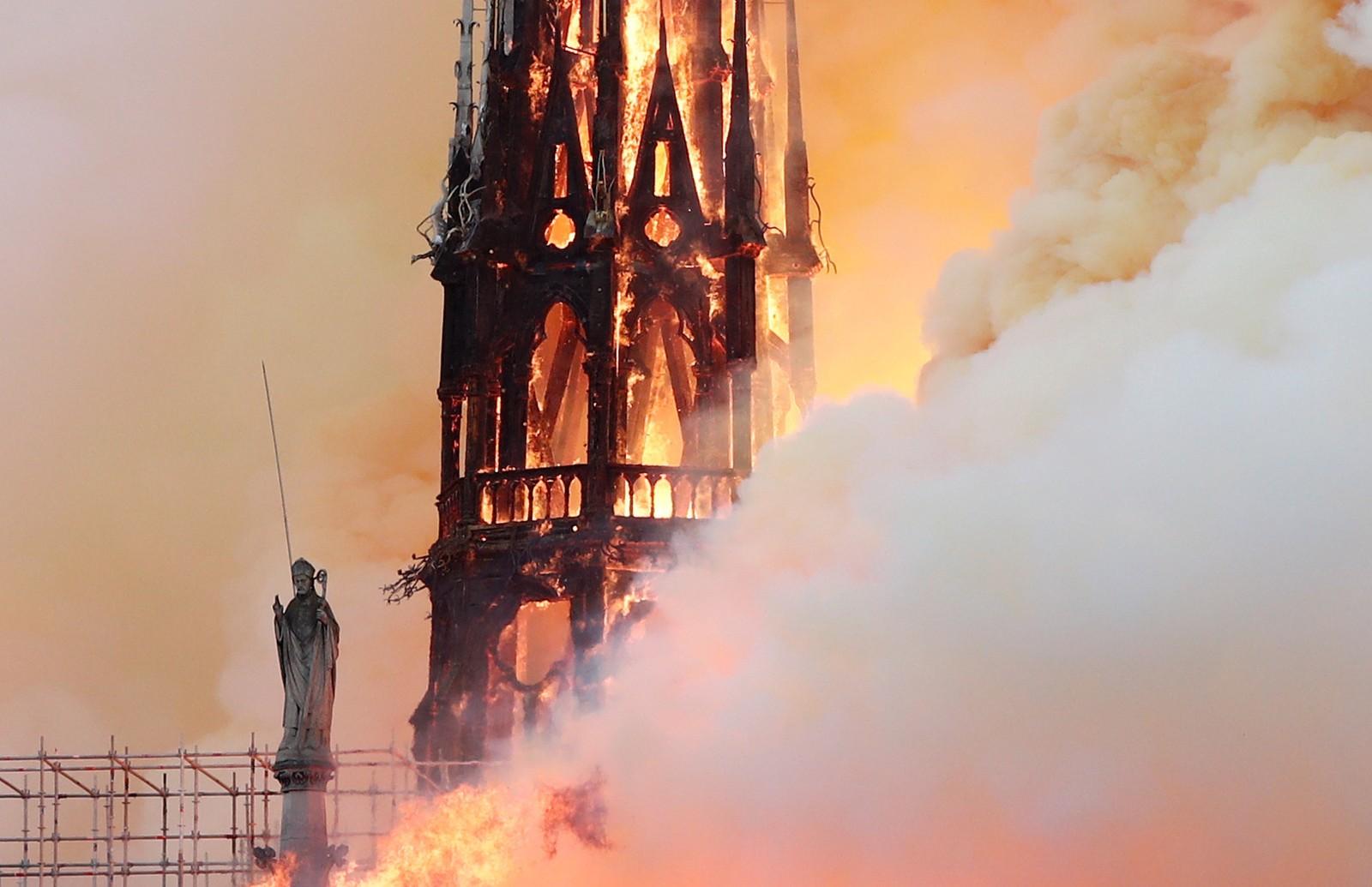 Incêndio destrói parte da Catedral de Notre-Dame