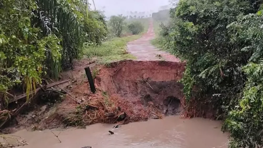 Ponte de madeira que dá acesso à fazendas quebra e é levada durante chuva em Caracol