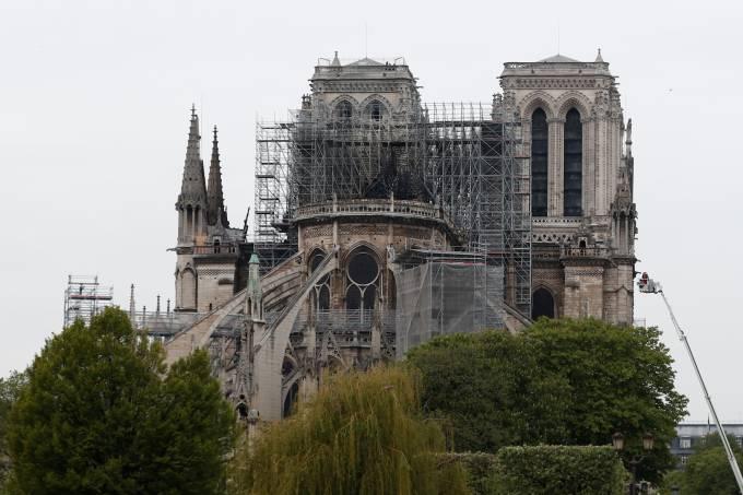 Notre-Dame: Bombeiros dizem que estrutura foi salva; governo tem cautela