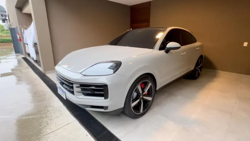 Imagens: Operação contra fraude no INSS apreende carros de luxo e joias