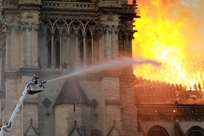 Vendas de ‘O Corcunda de Notre-Dame’ disparam após incêndio na catedral