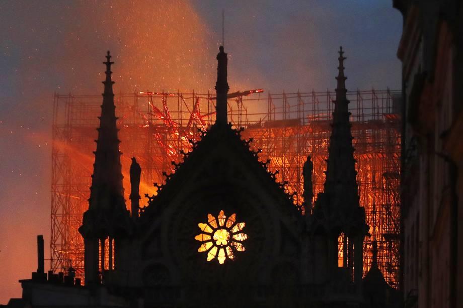 Milionários e doadores privados se mobilizam para reconstruir Notre-Dame