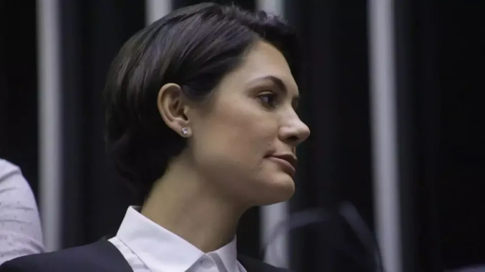 Michelle Bolsonaro agradece pena sugerida por Fux a cabeleireira que pinchou estátua