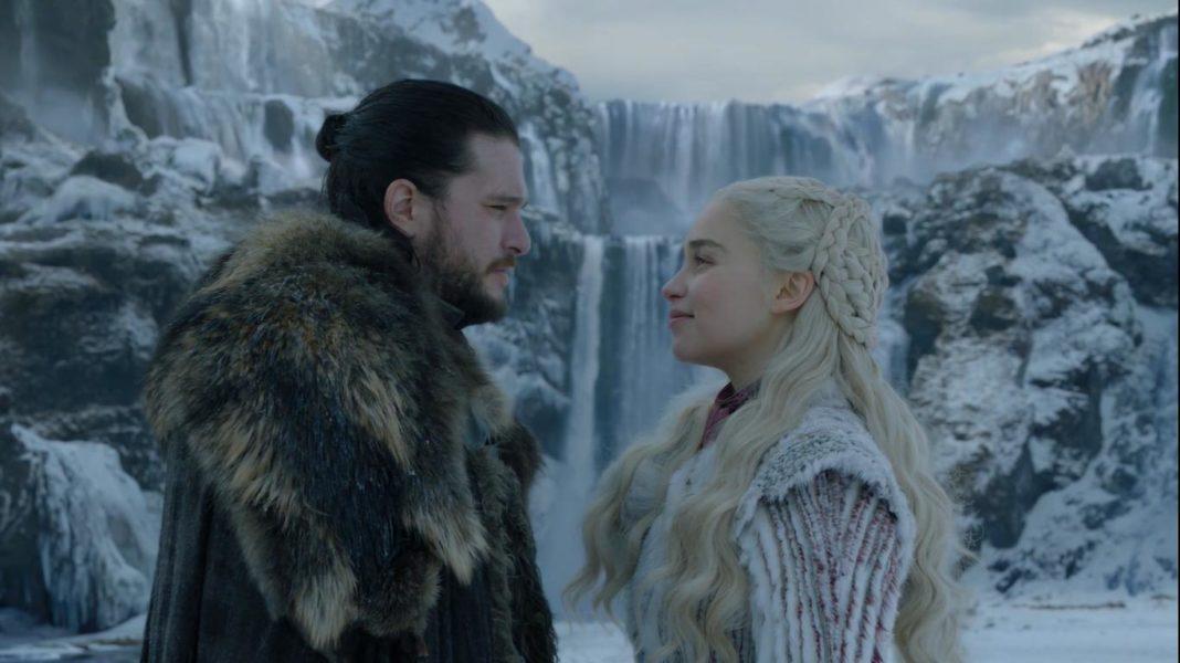 Kit Harington se 'engasga' em cena de beijo com Emilia Clarke