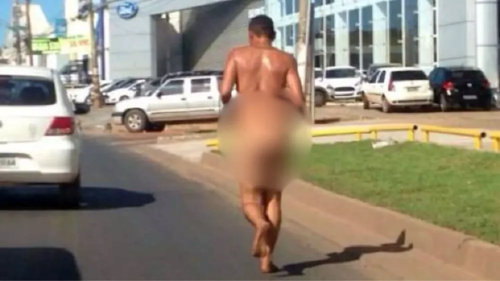 Homem não paga garota de programa, acaba pelado na rua e viraliza