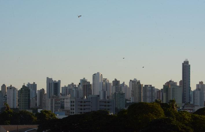 Véspera de feriado com possibilidade de chuva em MS