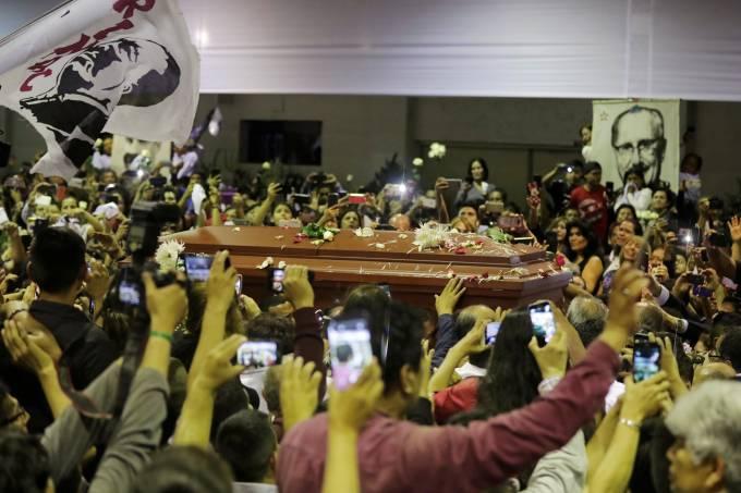 Corpo de ex-presidente peruano é velado; família rejeita honras de Estado