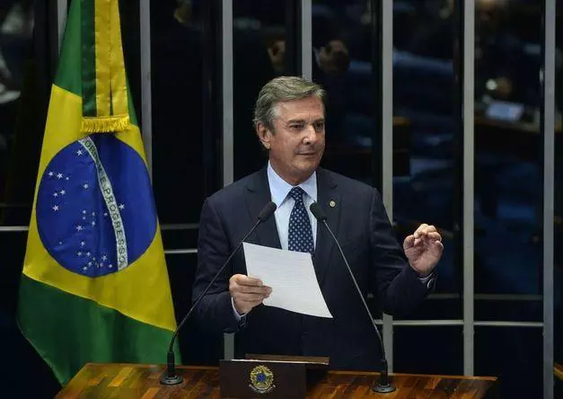 Collor deixa a prisão após decisão do STF