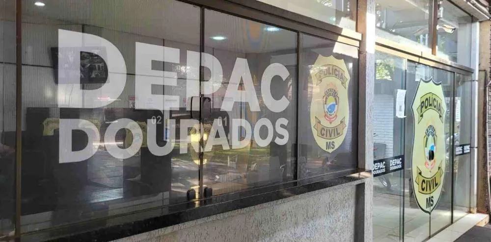 Homem é flagrado pelado em condomínio residencial de Dourados e acaba preso