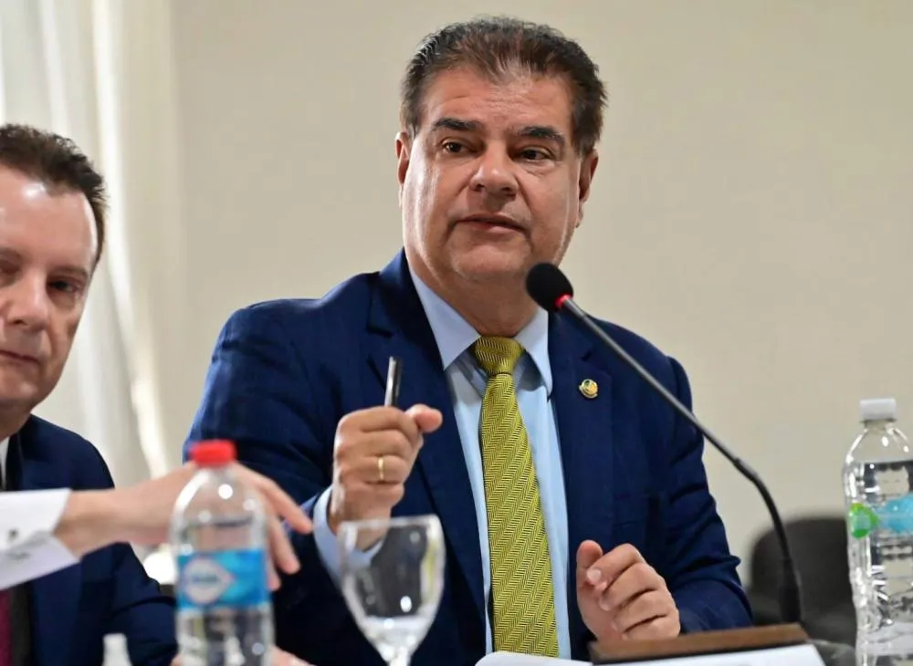 Superfederação e fusão de partidos isolam e podem complicar reeleição de Nelsinho em 2026