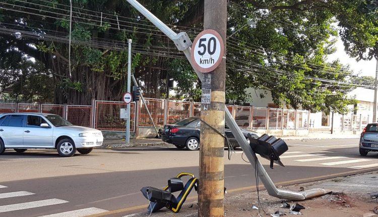 Semáforo amanhece caído na avenida das Bandeiras e intriga comerciantes