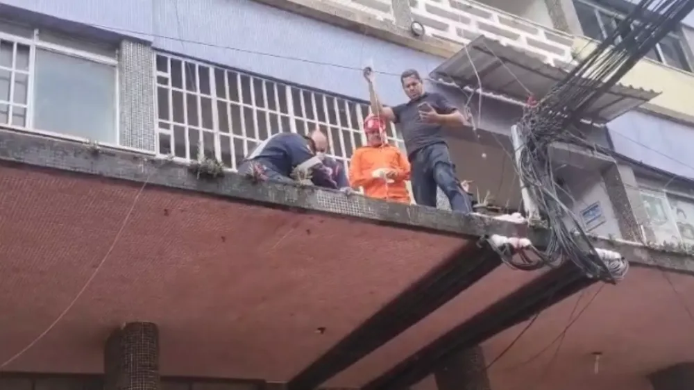 VÍDEO: Homem cai de 15 metros e fica gravemente ferido ao atingir marquise de prédio em Corumbá
