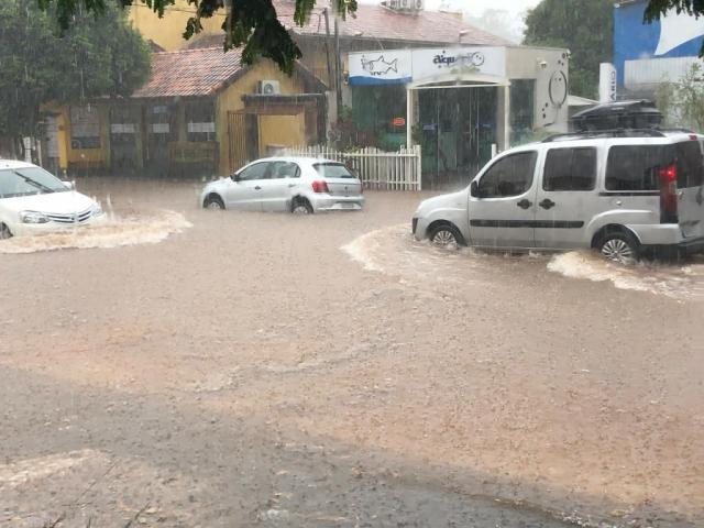 Chuva de 125 milímetros em 2 horas alaga ruas e turistas ficam ilhados em Bonito