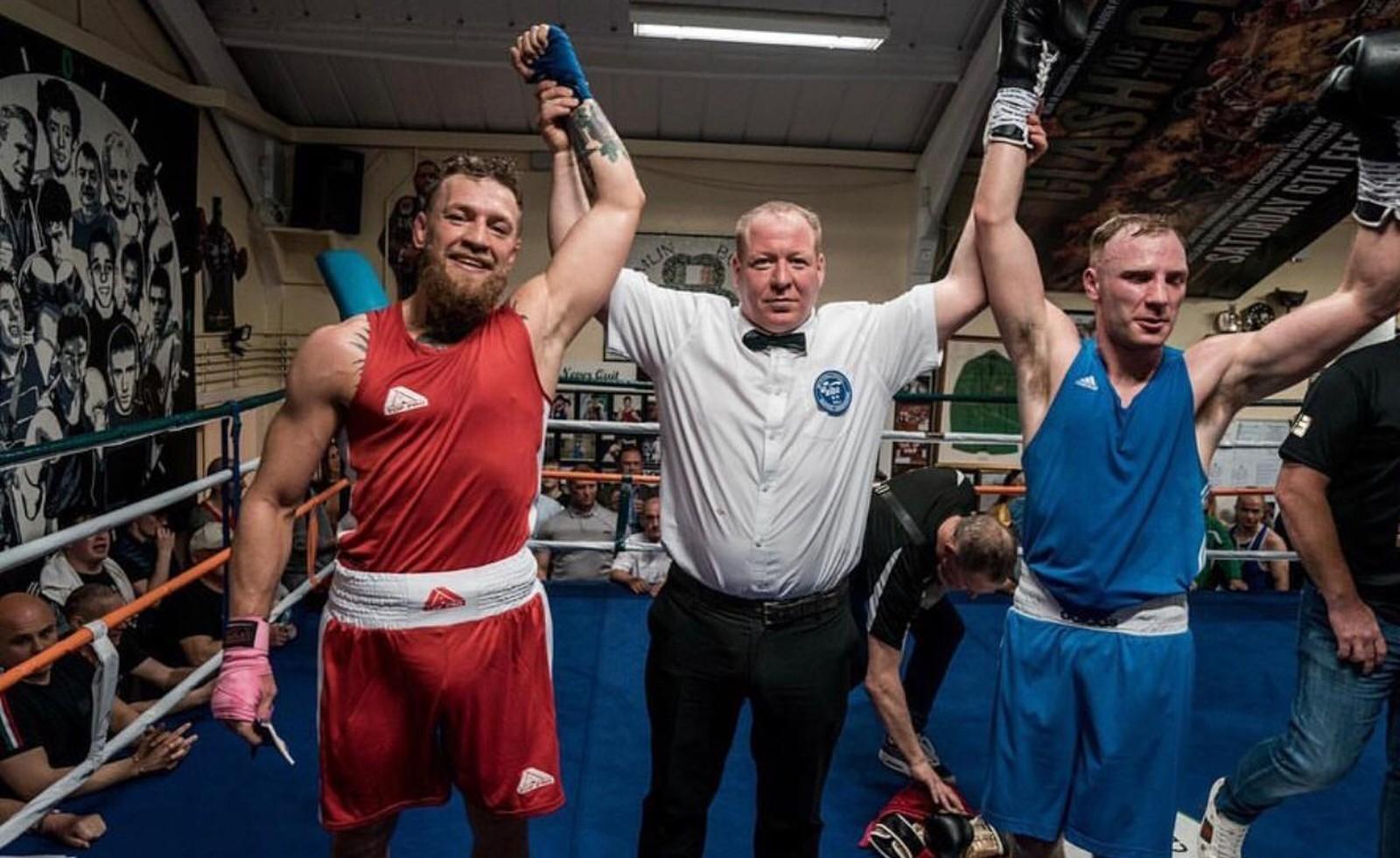 McGregor aparece de surpresa e participa de luta de boxe em evento amador na Irlanda