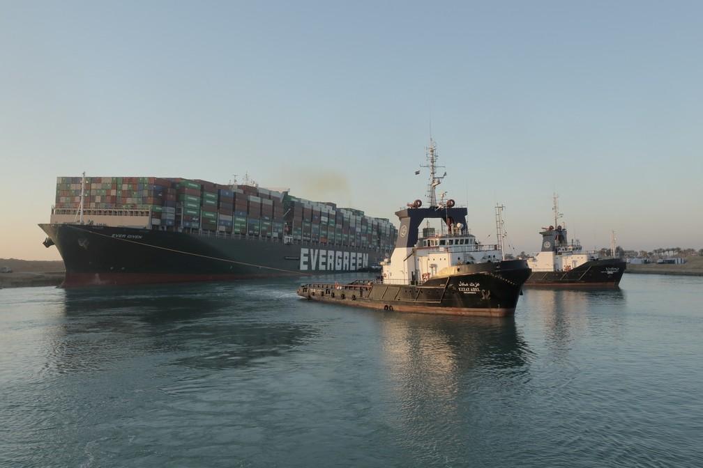Navio encalhado no Canal de Suez volta a flutuar