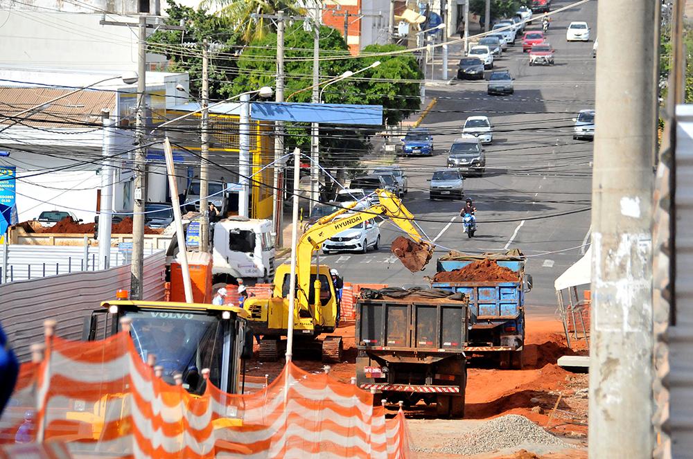 Obras do Reviva interditam trecho da Maria Coelho