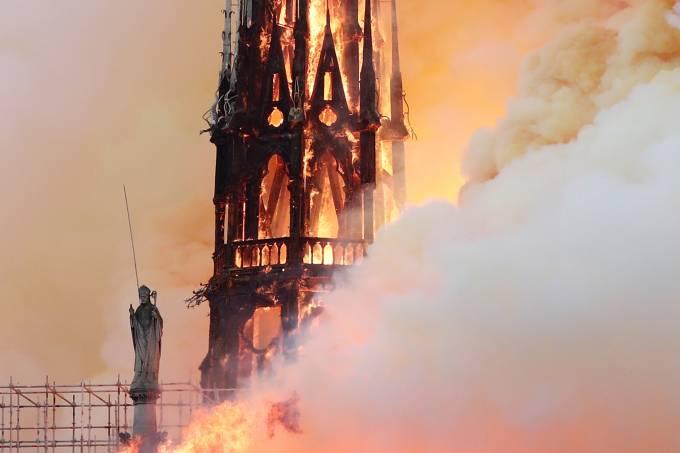 Polícia encontra bitucas em andaimes onde começou fogo em Notre-Dame