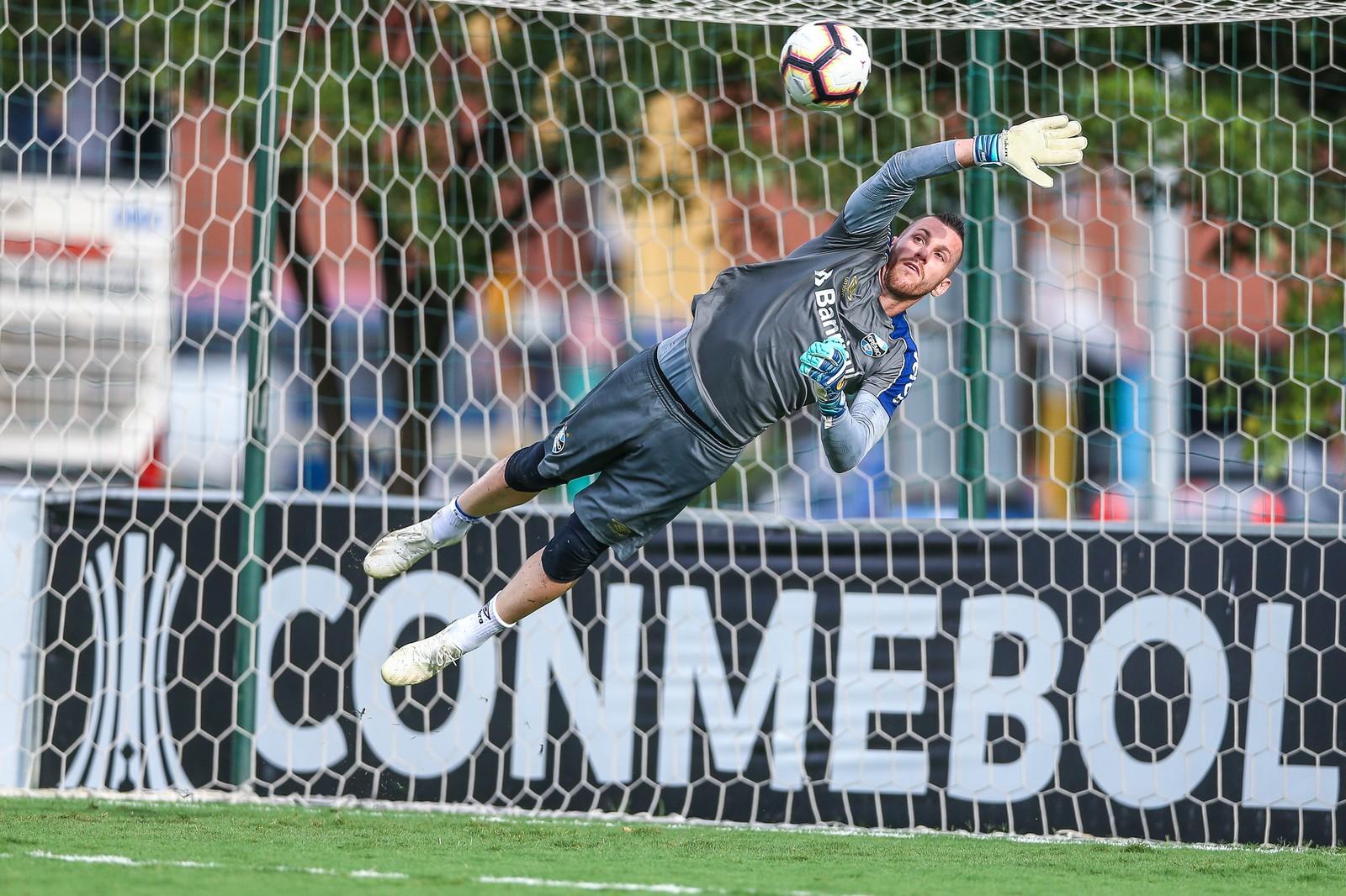 Paulo Victor faz 50 jogos pelo Grêmio e doa bônus de Renato a funcionários e projeto social