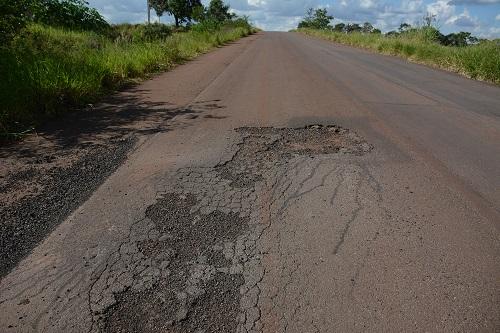 Ainda em obras, anel viário já tem buracos e até remendos
