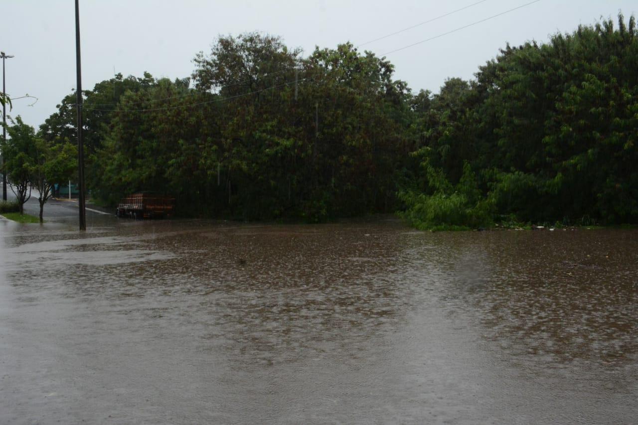 Feriado em MS é marcado por tempestade e alagamentos