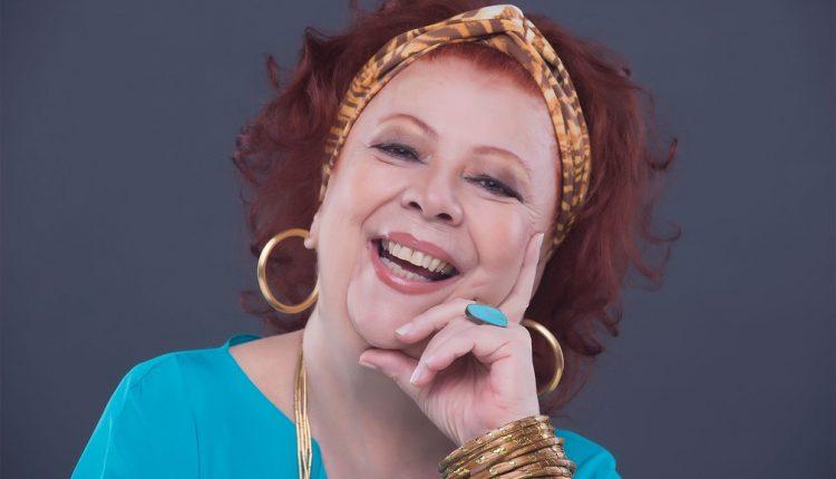 Músicos organizam roda de samba em homenagem a Beth Carvalho durante velório