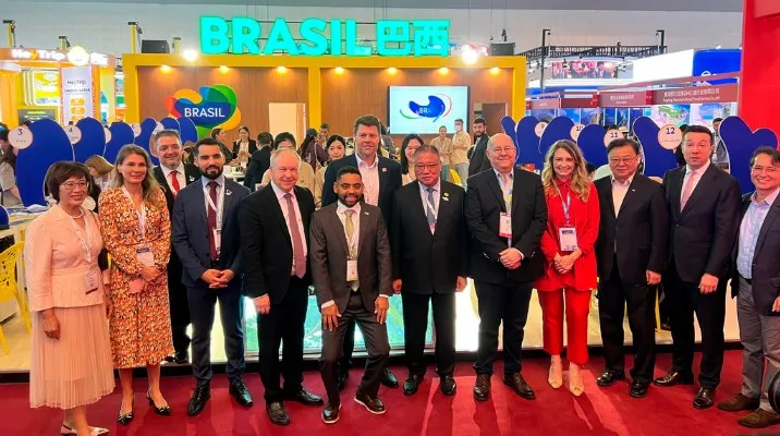 Prefeito Marcelo Pé participa do ITB China 2025 e apresenta Antônio João ao mercado internacional