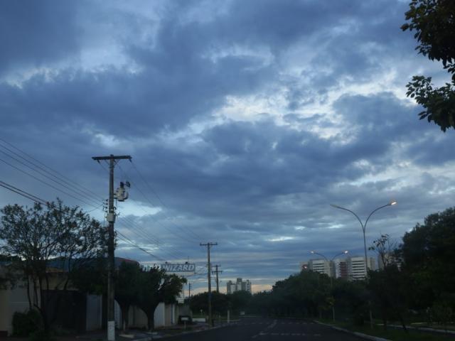 Sábado começa com chuva e alerta de tempestade em MS