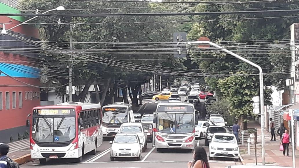 Ônibus quebrado deixa trânsito congestionado
