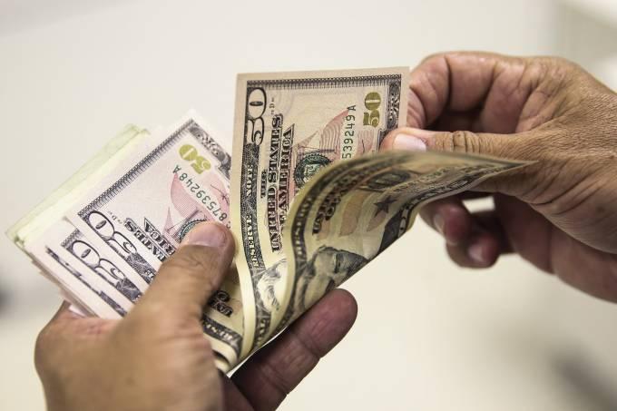 Dólar abre em alta e bolsa cai com tensão entre EUA e China