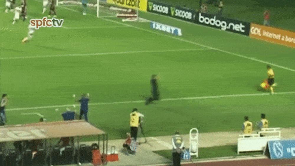 Comemoração de Cuca em gol do São Paulo contra o Flamengo viraliza