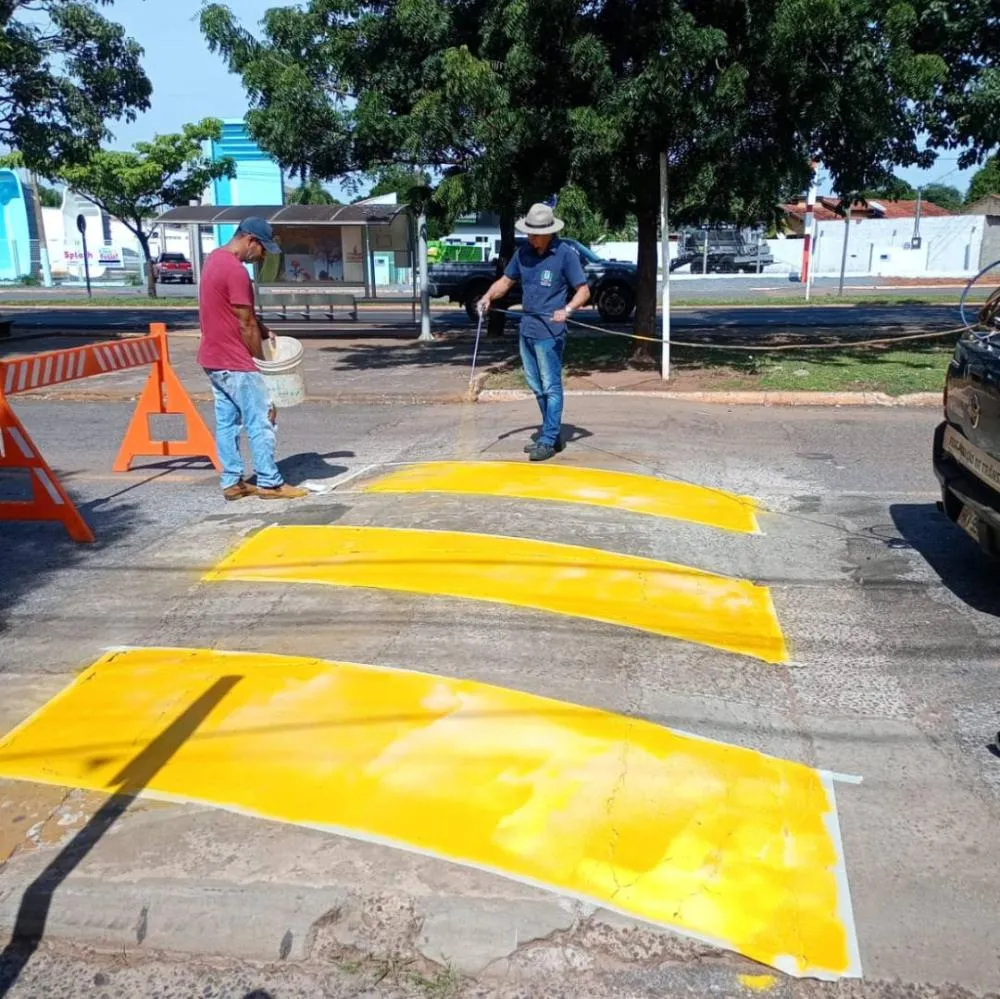 Trânsito de Jardim recebe reforço na sinalização com pintura de quebra-molas e novas placas