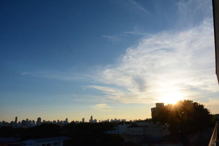 Quinta com previsão de chuva e temperatura de 35°C em MS