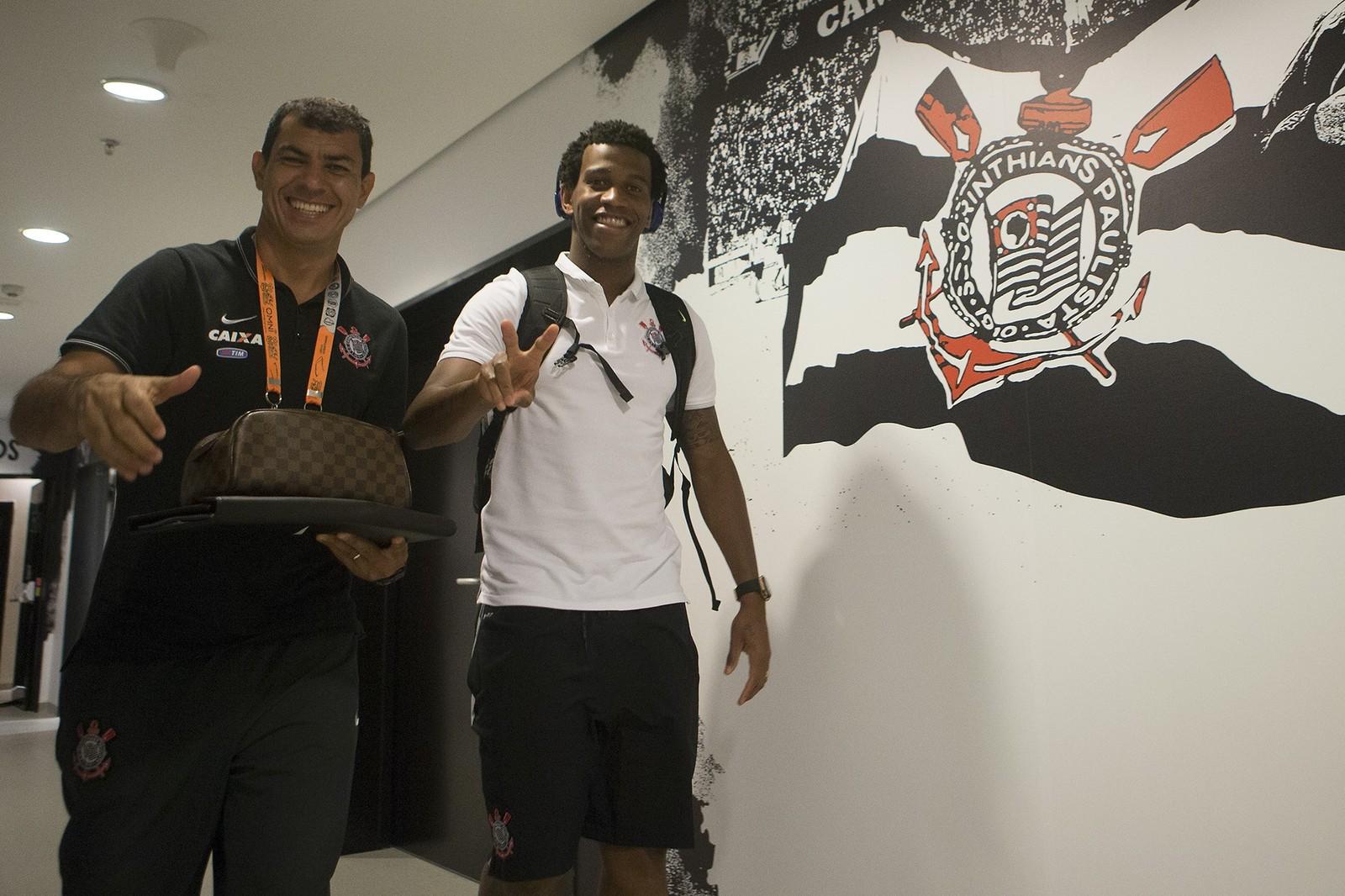 Carille prevê disputa por Gil e torce por volta ao Corinthians