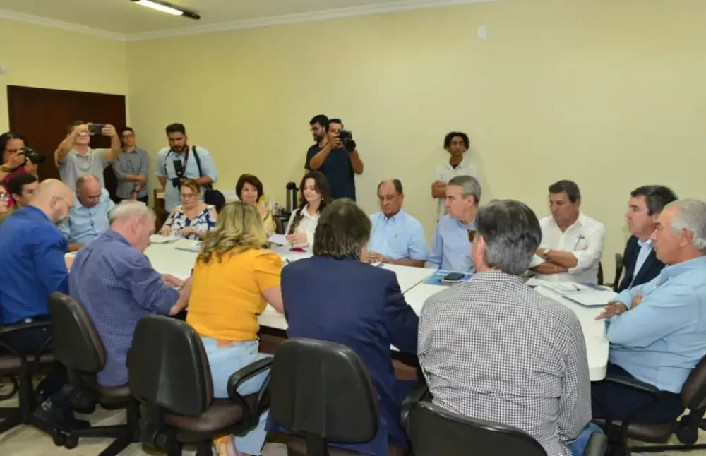 Reinaldo e Riedel convocam deputados para acalmar ânimos após revés na aliança com Podemos