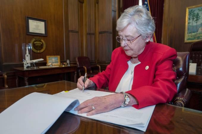 Governo do Alabama sanciona lei antiaborto mais severa dos EUA
