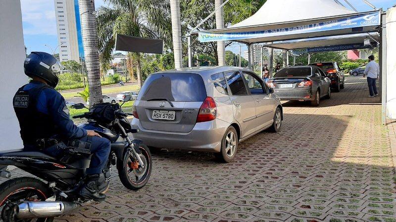 Com expectativa de imunizar 6,6 mil, vacinação na segurança pública começa com filas e felicidade