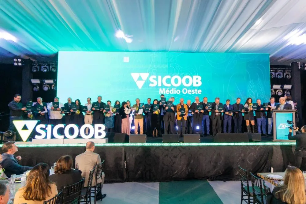 Sicoob Médio Oeste celebra 20 anos com homenagem aos fundadores, lançamento de livro e campanha de prêmios