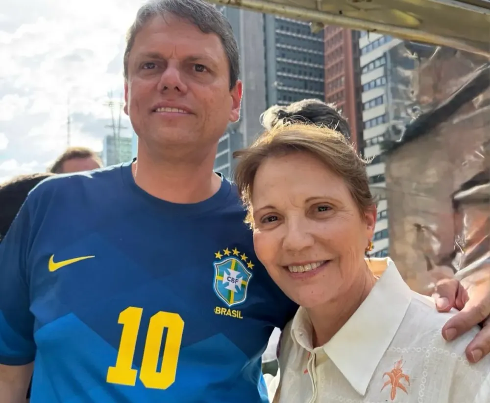 Cotada para vice-presidente, Tereza posa com Tarcísio e defende Bolsonaro