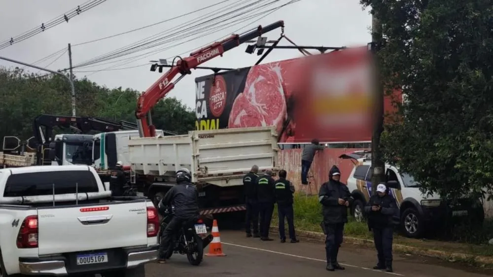 Alvo de críticas pelo site, prefeita manda derrubar seis outdoors e painel de Led
