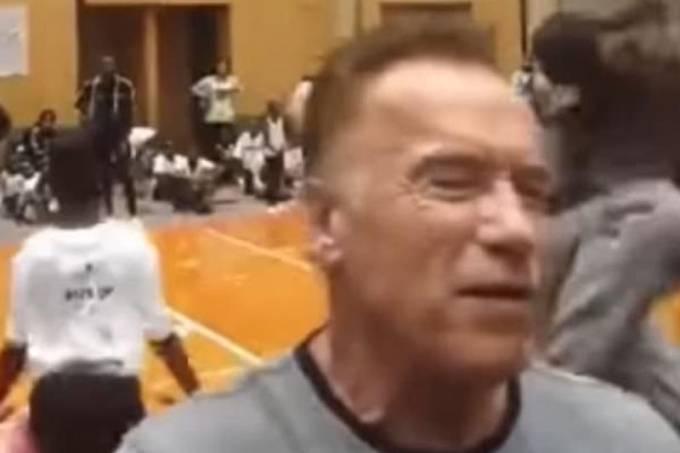 Schwarzenegger é atingido por chute em evento