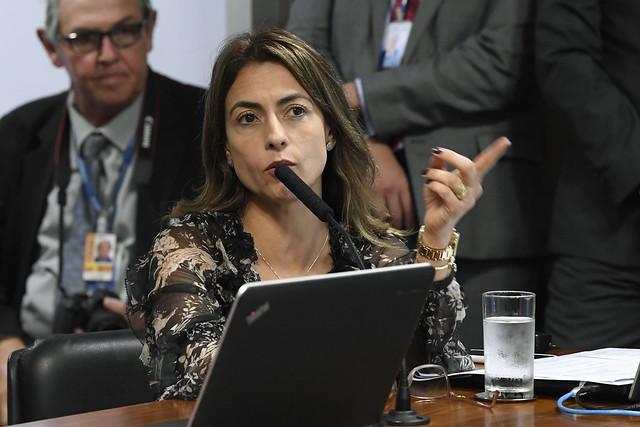 Senadora contraria líderes para seguir redes sociais