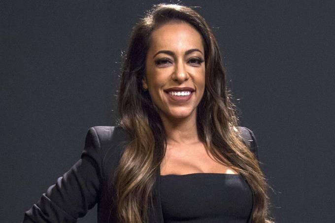 Samantha Schmütz desce de táxi após ouvir que motorista agrediu casal gay