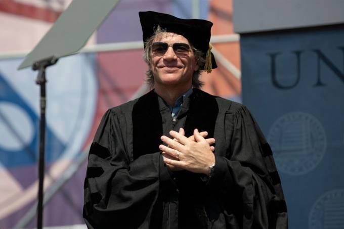 Jon Bon Jovi recebe título honorário de doutor em música