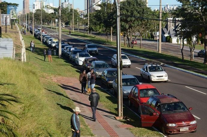 Motoristas esperam 16 horas em fila para abastecer a R$ 2,50 em Campo Grande