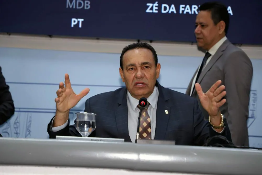 Carlão tenta justiça gratuita, tem liminar de Divoncir e ganha dinheiro com venda de tratores