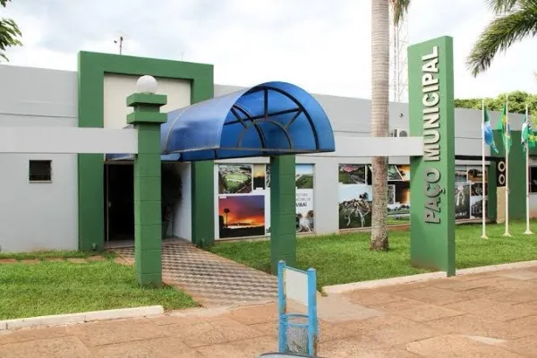 Após derrubar reajuste de 94%, advogado desafia prefeito