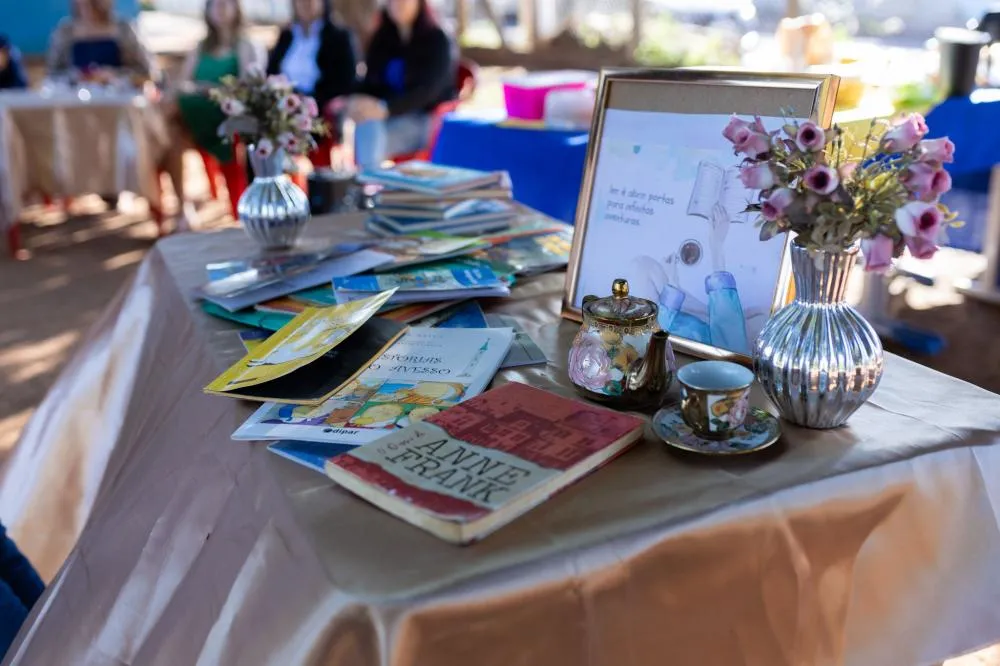 Café Literário transforma manhã na Escola Beracy Brun em experiência de leitura e afeto