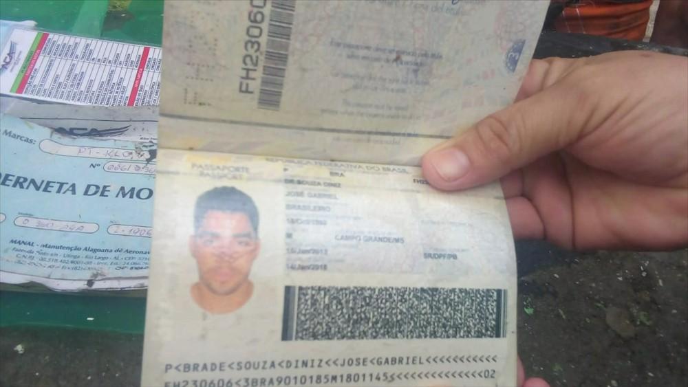 Avião que levava cantor de 'Jenifer' cai, e 3 morrem