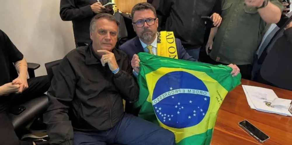 Após encontro, deputados de MS exibem fotos com Bolsonaro de tornozeleira
